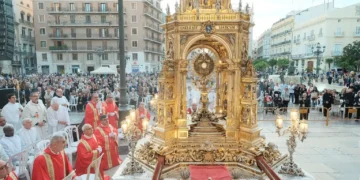 La historica Custodia recorre Valencia en una celebracion del Santo Caliz centrada en la caridad 1