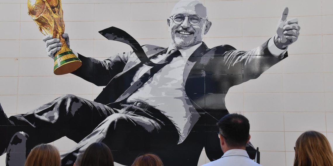 De Barcelona a Valencia: el mural de Luis de la Fuente que fue vandalizado y ahora recibe la visita del seleccionador