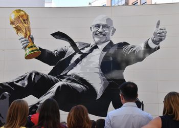 De Barcelona a Valencia: el mural de Luis de la Fuente que fue vandalizado y ahora recibe la visita del seleccionador