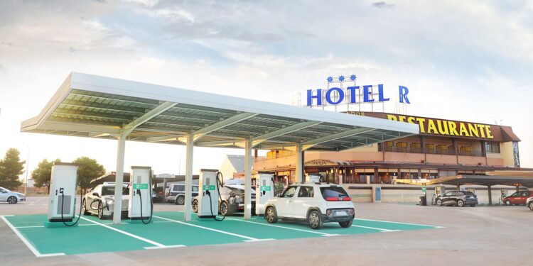 Entra en funcionamiento el mayor hub de recarga eléctrica ultrarrápida de la A-3 1 Moya Hub Honrubia