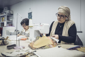 Mujeres cosiendo Casa Caridad taller costura