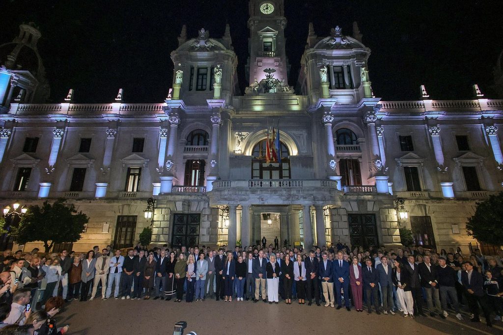 Minuto de silencio en Valencia por el accidente de Urda 4 Valencia guarda silencio por las victimas del tren de Toledo 1