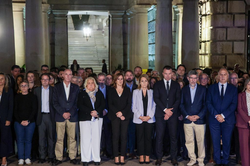 Minuto de silencio en Valencia por el accidente de Urda 3 Valencia guarda silencio por las victimas del tren de Toledo 5