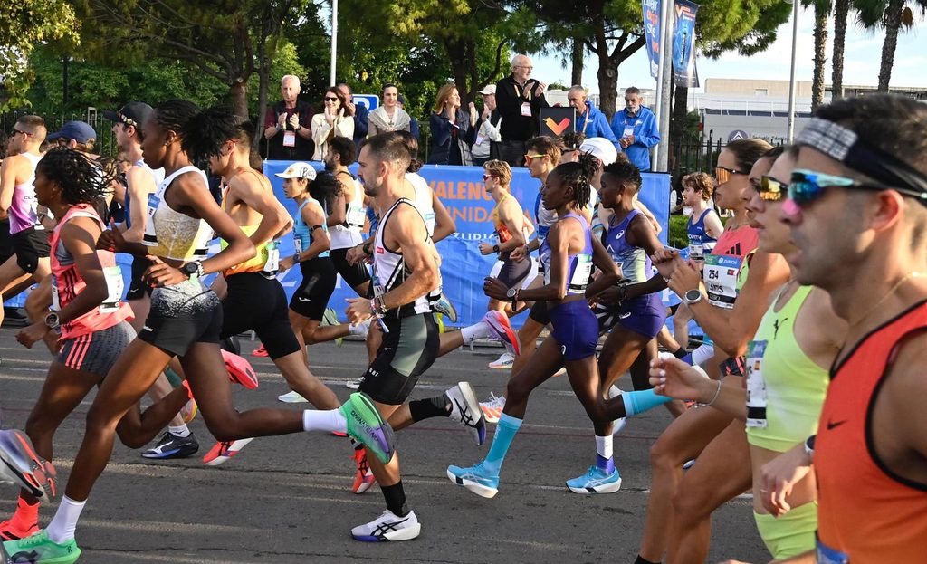 Doblete histórico en el Medio Maratón de Valencia: Kwizera y Laura Luengo baten los récords de España 14 Valencia hace historia en el Medio Maraton 2026 7