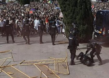 Protesta por la vivienda: pánico, carreras, 9 agentes heridos y un detenido en Valéncia 16 Protesta por la vivienda: pánico, carreras, 9 agentes heridos y un detenido en Valéncia
