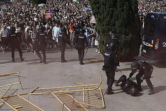Protesta por la vivienda: pánico, carreras, 9 agentes heridos y un detenido en Valéncia 1 Protesta por la vivienda: pánico, carreras, 9 agentes heridos y un detenido en Valéncia