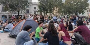 Una acampada por la vivienda compromete el programa de actos del 9 d'Octubre en la plaza del Ayuntamiento