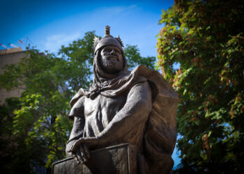 Jaume I se instala en el corazón de Torrent: finalizan los trabajos de su escultura en la Avenida al Vedat 14 Jaume I se instala en el corazón de Torrent: finalizan los trabajos de su escultura en la Avenida al Vedat