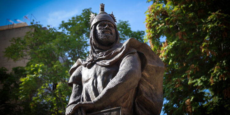 Jaume I se instala en el corazón de Torrent: finalizan los trabajos de su escultura en la Avenida al Vedat 1 Jaume I se instala en el corazón de Torrent: finalizan los trabajos de su escultura en la Avenida al Vedat