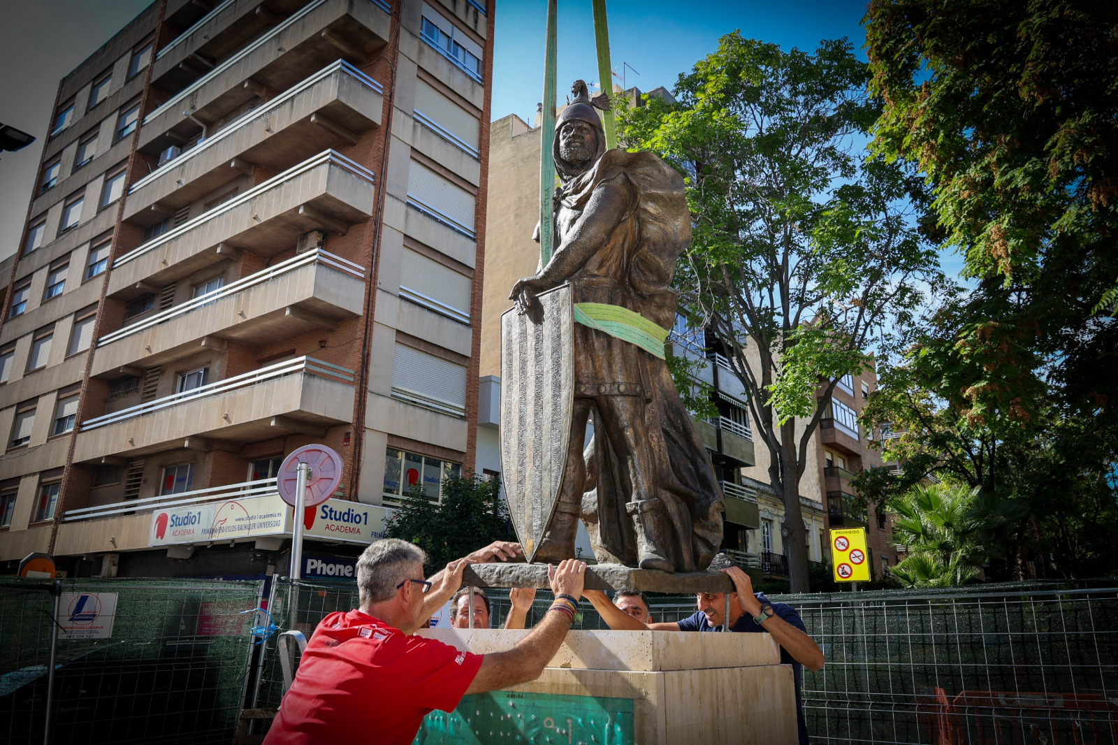 Jaume I se instala en el corazón de Torrent: finalizan los trabajos de su escultura en la Avenida al Vedat 3 WhatsApp Image 2026 10 05 at 12.22.20
