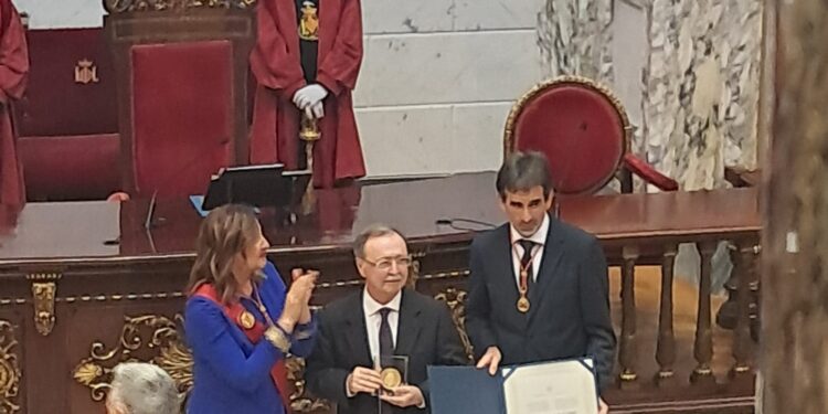 El Hemiciclo del Ajuntament de Valéncia abraza a Ceuta en un acto marcado por el reconocimiento social y el estallido político