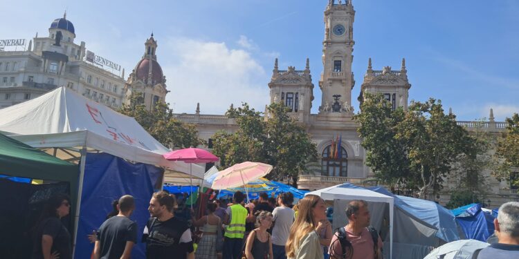 La acampada por la vivienda amenaza los actos del 9 d’Octubre en la Plaza del Ayuntamiento