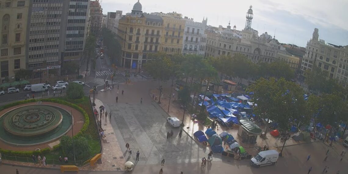 La acampada del Ayuntamiento sigue extendiéndose y ya amenaza los actos del 9 d'Octubre en la plaza