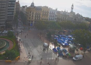 La acampada del Ayuntamiento sigue extendiéndose y ya amenaza los actos del 9 d'Octubre en la plaza