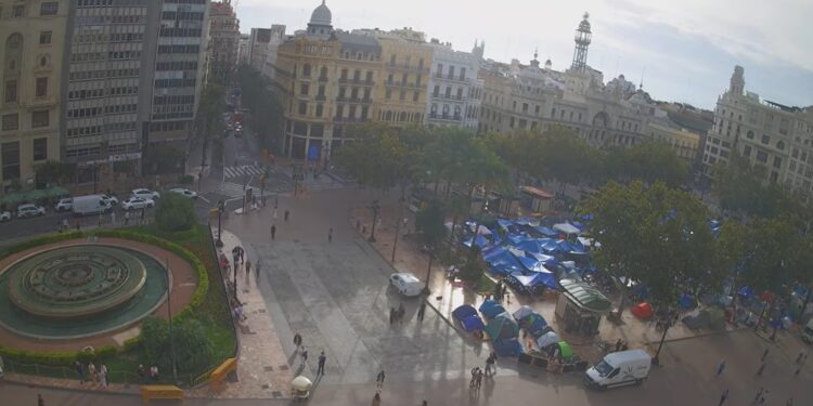 La acampada del Ayuntamiento sigue extendiéndose y ya amenaza los actos del 9 d'Octubre en la plaza 1 La acampada del Ayuntamiento sigue extendiéndose y ya amenaza los actos del 9 d'Octubre en la plaza