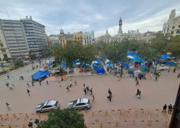 La acampada del Ajuntament de Valéncia se expande sin control y ya obliga a reubicar actos del 9 d’Octubre
