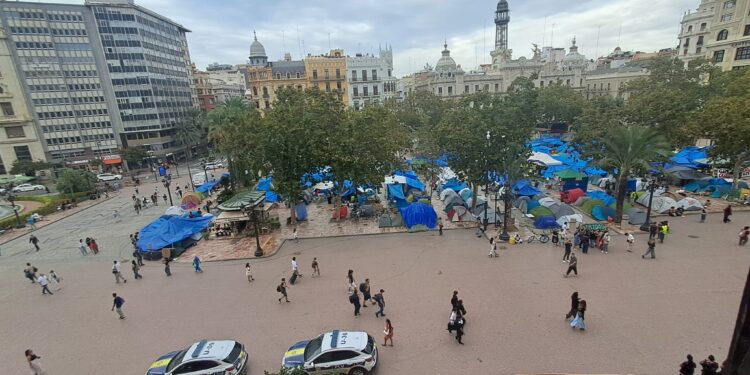 La acampada del Ajuntament de Valéncia se expande sin control y ya obliga a reubicar actos del 9 d’Octubre