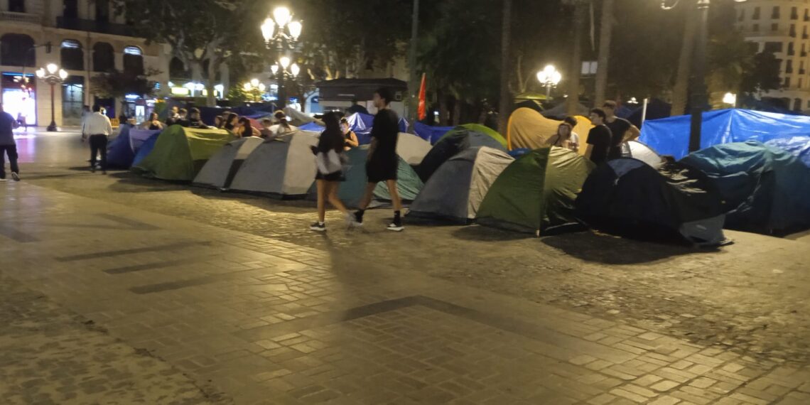 Caos en la Plaza del Ayuntamiento: la inacción política amenaza de muerte los actos centrales del 9 d'Octubre en Valéncia
