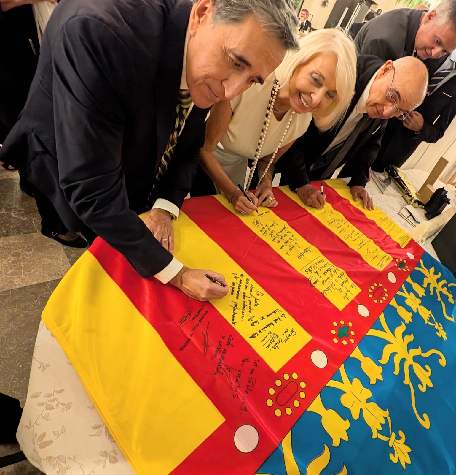 Lo Rat Penat entrega una Real Senyera firmada con mensajes de afecto al presidente de Ceuta 2 WhatsApp Image 2026 10 07 at 14.26.24
