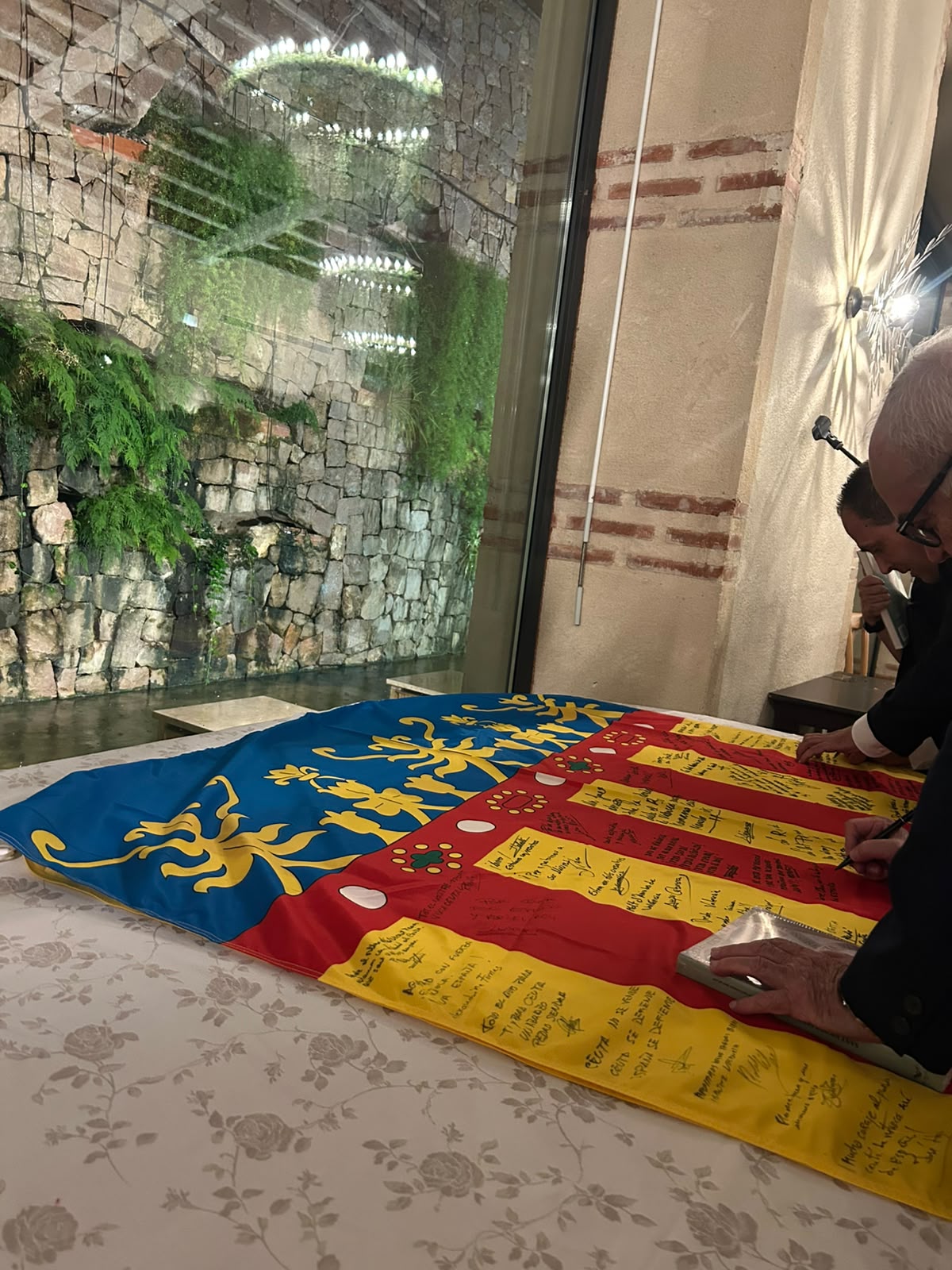 Lo Rat Penat entrega una Real Senyera firmada con mensajes de afecto al presidente de Ceuta 4 WhatsApp Image 2026 10 07 at 14.45.39