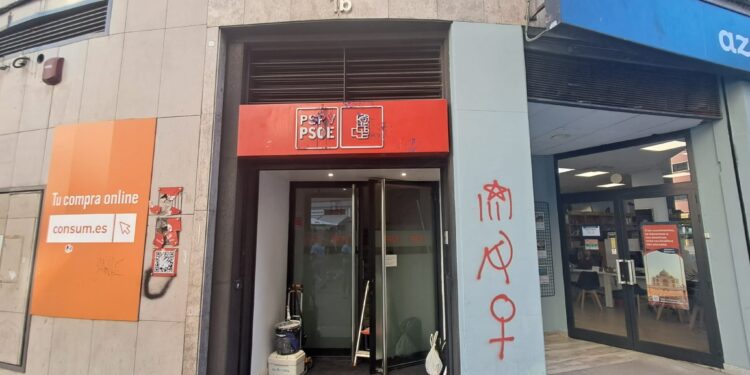 La extrema izquierda independentista señala al PSOE: ARRAN vandaliza la sede del PSPV en Valéncia 1 La extrema izquierda independentista señala al PSOE: ARRAN vandaliza la sede del PSPV en Valéncia