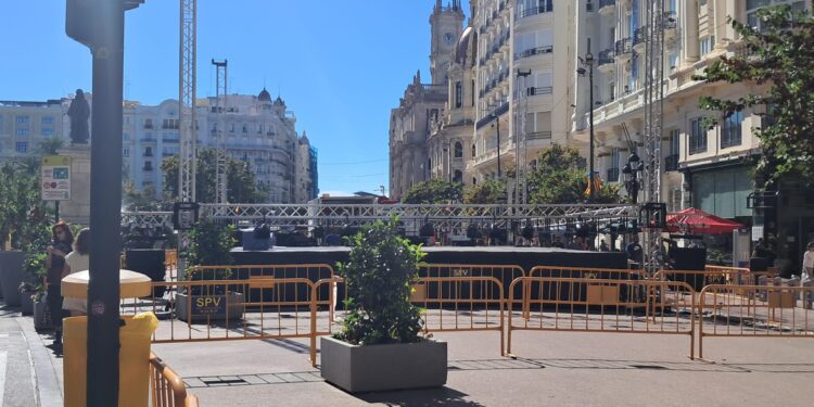 El festival de 'Balls al Carrer' se ve lastrado por el miedo: la participación cae a menos de la mitad tras el choque político y la acampada en Valéncia 1 El festival de 'Balls al Carrer' se ve lastrado por el miedo: la participación cae a menos de la mitad tras el choque político y la acampada en Valéncia