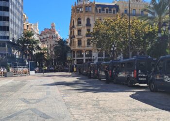 Un 9 d'Octubre secuestrado y sumido en el caos: la peor Processó Cívica que se recuerda deja a Valéncia sin su fiesta popular