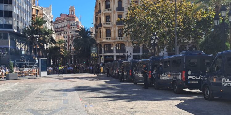 Un 9 d'Octubre secuestrado y sumido en el caos: la peor Processó Cívica que se recuerda deja a Valéncia sin su fiesta popular