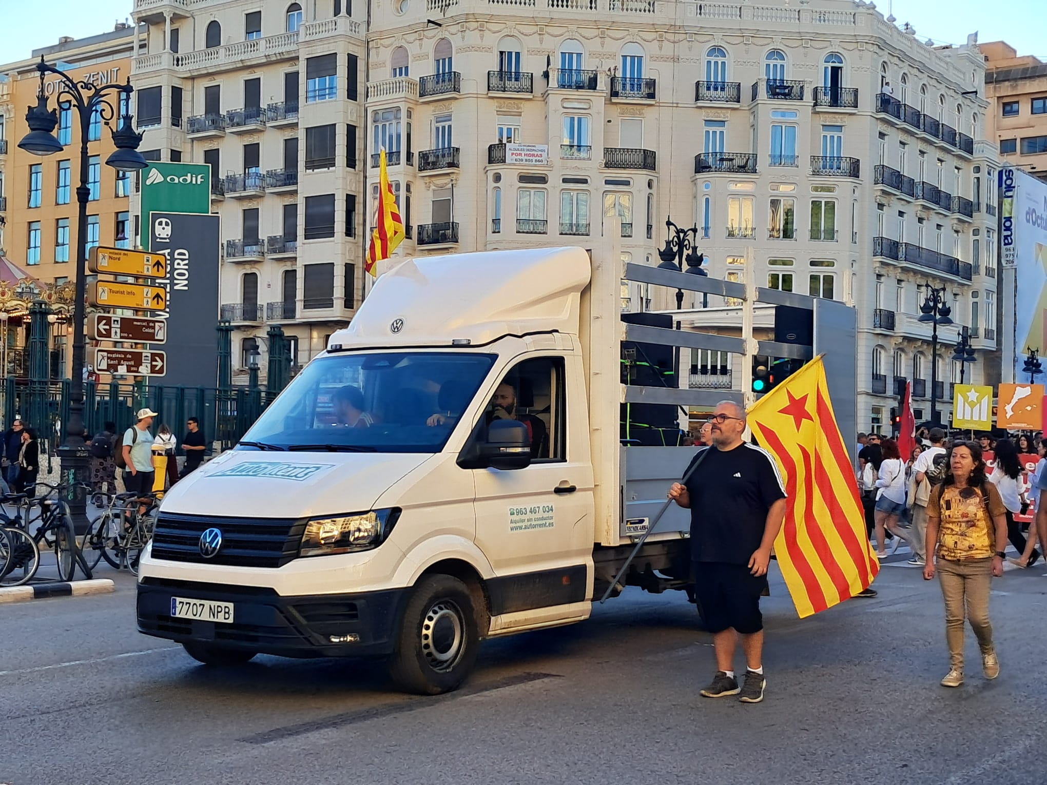 El catalanismo más radical se fractura en dos marchas paralelas con escasa convocatoria 14 WhatsApp Image 2026 10 09 at 21.47.054