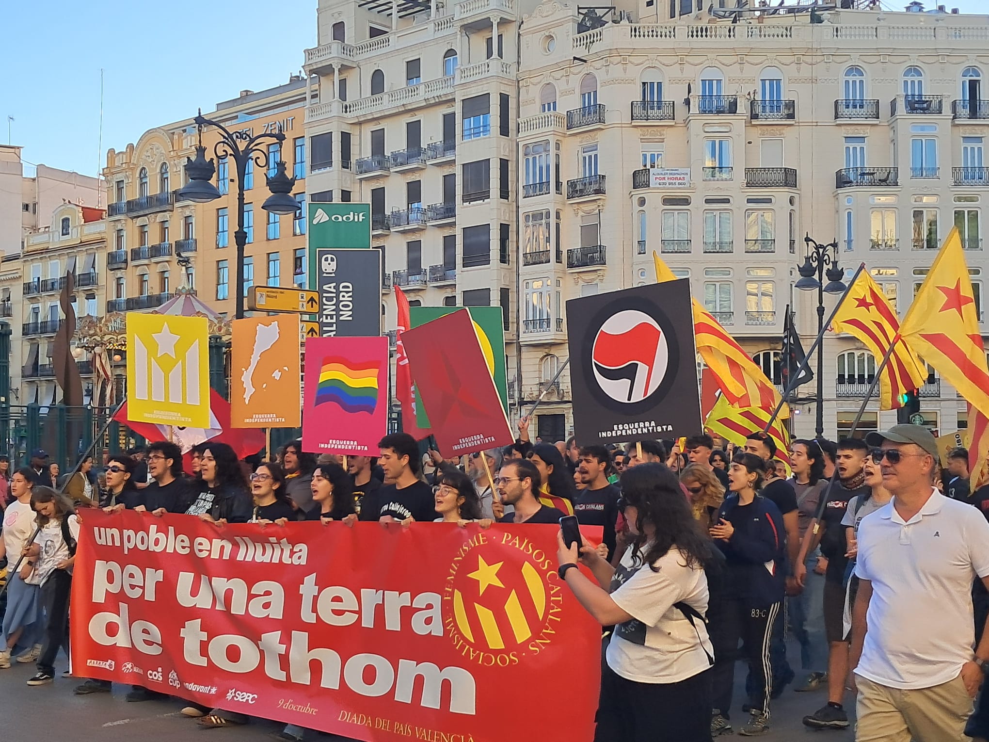 El catalanismo más radical se fractura en dos marchas paralelas con escasa convocatoria 15 WhatsApp Image 2026 10 09 at 21.47.06