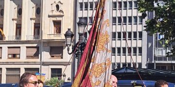Provocación y falta de respeto institucional: Grezzi convierte la Processó Cívica en un circo ideológico ante la pasividad de Catalá