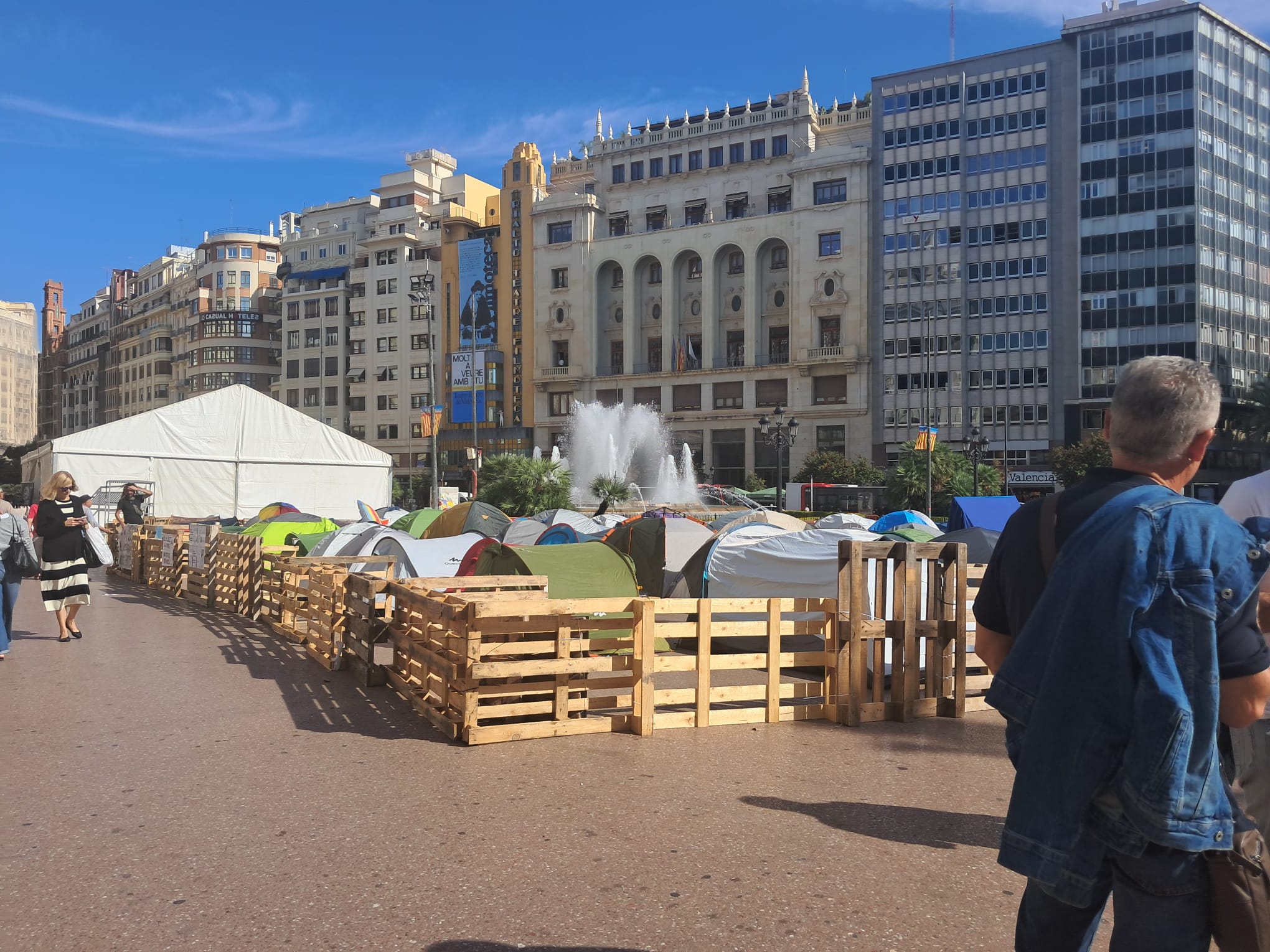 Las floristerías de la plaza del Ayuntamiento de Valéncia, cercadas por la acampada en vísperas de Todos los Santos 2 Las floristerías de la plaza del Ayuntamiento de Valéncia, cercadas por la acampada en vísperas de Todos los Santos