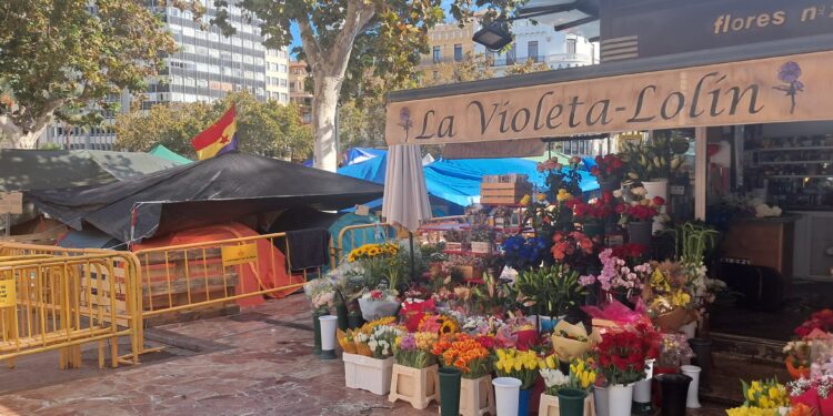 Las floristerías de la plaza del Ayuntamiento de Valéncia, cercadas por la acampada en vísperas de Todos los Santos 1 Las floristerías de la plaza del Ayuntamiento de Valéncia, cercadas por la acampada en vísperas de Todos los Santos