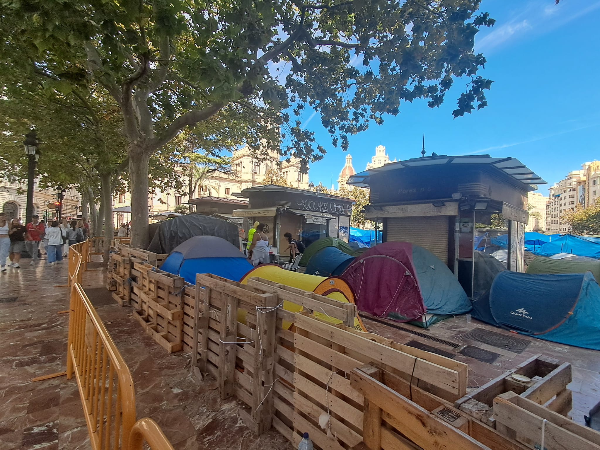 Las floristerías de la plaza del Ayuntamiento de Valéncia, cercadas por la acampada en vísperas de Todos los Santos 4 WhatsApp Image 2026 10 15 at 12.33.40