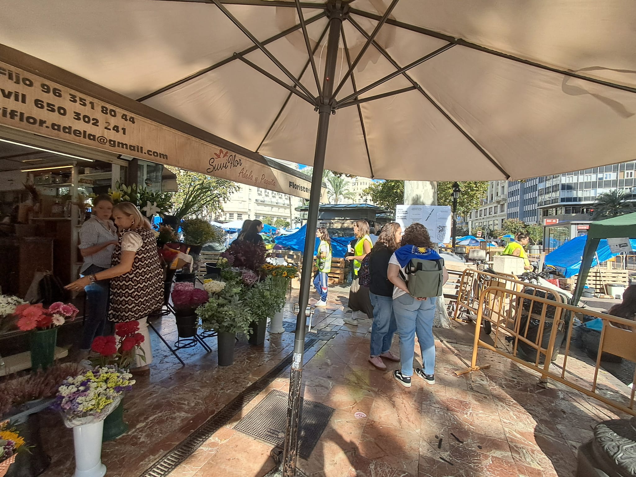 Las floristerías de la plaza del Ayuntamiento de Valéncia, cercadas por la acampada en vísperas de Todos los Santos 8 WhatsApp Image 2026 10 15 at 12.33.44