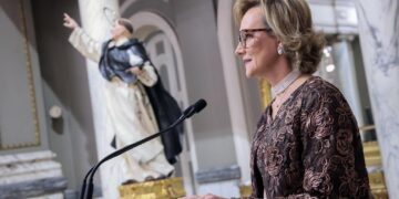 Sara Brugger Frigols es proclamada Honorable Clavariesa de las Fiestas Vicentinas de 2027 en un solemne acto en Valéncia
