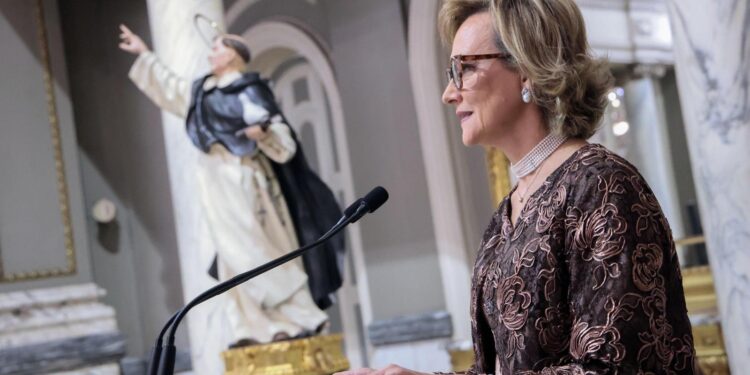 Sara Brugger Frigols es proclamada Honorable Clavariesa de las Fiestas Vicentinas de 2027 en un solemne acto en Valéncia