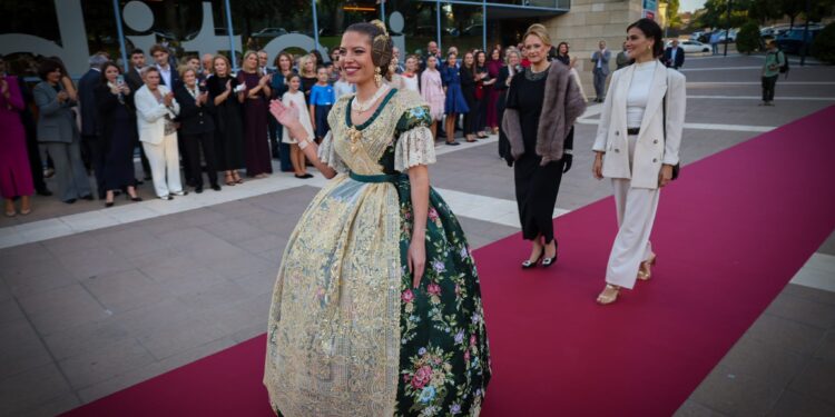 Amparo Taberner deslumbrante en su exaltación como Fallera Mayor de Torrent 2027 vistiendo la seda ‘Santa Esmeralda’