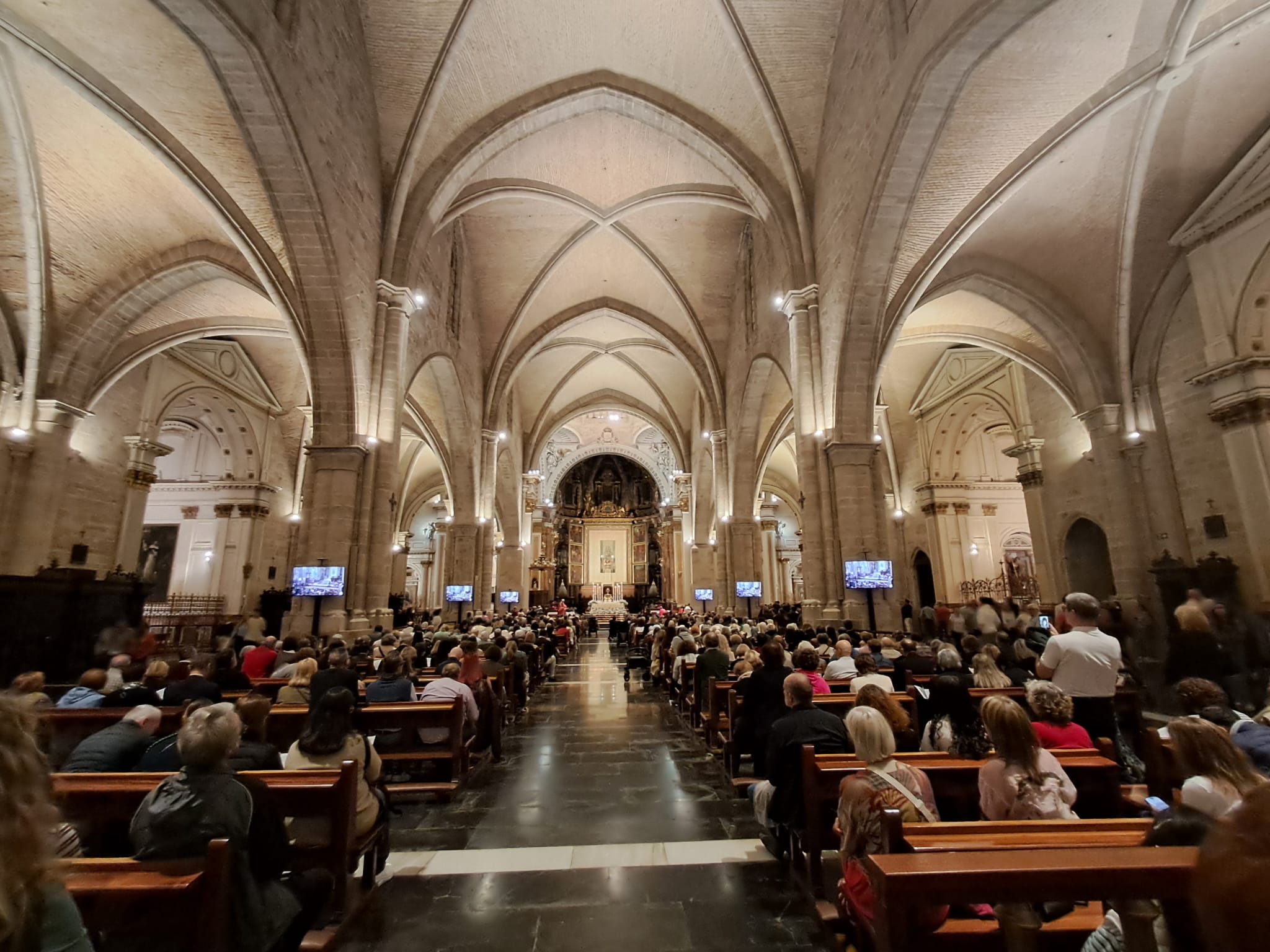 Valencia se vuelca en una multitudinaria Eucaristía y Vigilia Extraordinaria ante la clausura del Año Jubilar del Santo Cáliz 21 WhatsApp Image 2026 10 24 at 22.54.42