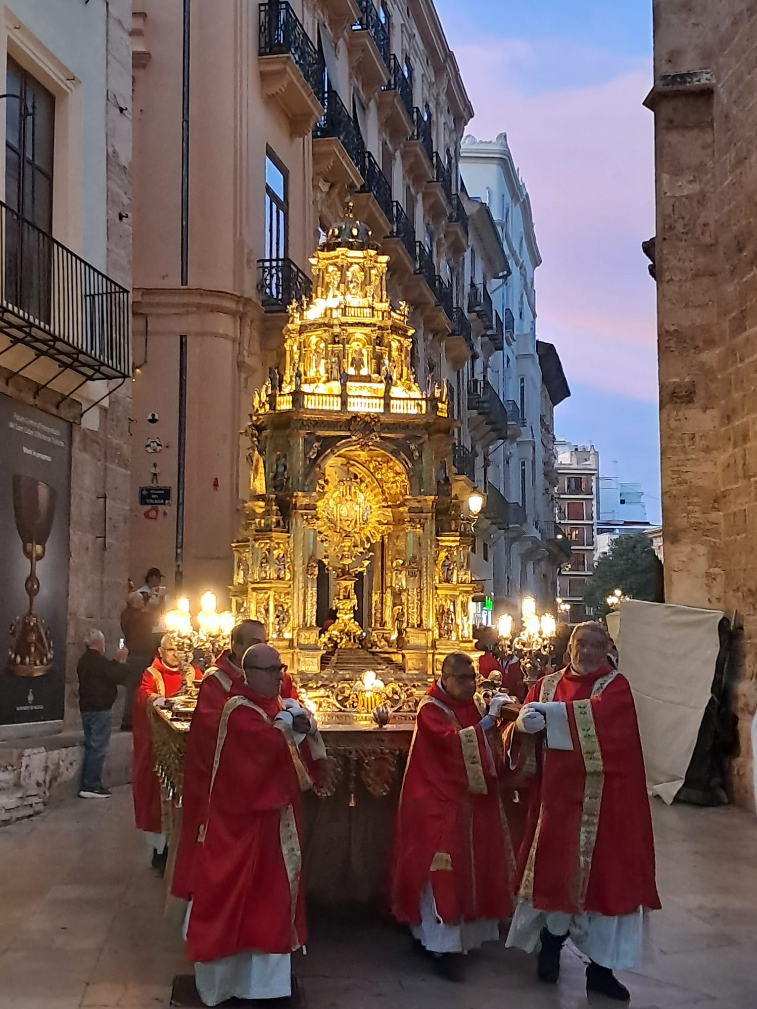 Valencia se vuelca en una multitudinaria Eucaristía y Vigilia Extraordinaria ante la clausura del Año Jubilar del Santo Cáliz 18 WhatsApp Image 2026 10 24 at 22.54.541