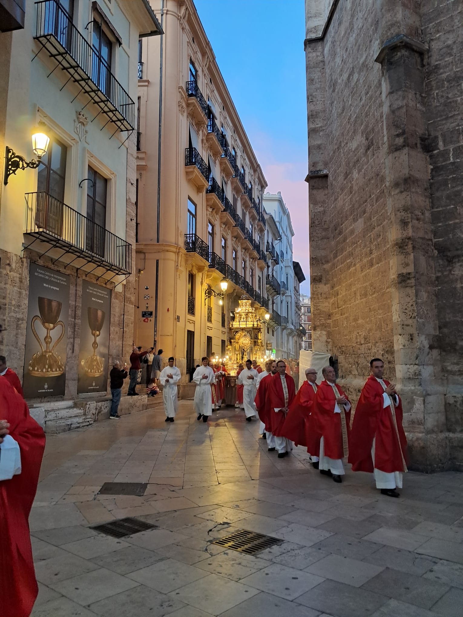 Valencia se vuelca en una multitudinaria Eucaristía y Vigilia Extraordinaria ante la clausura del Año Jubilar del Santo Cáliz 17 WhatsApp Image 2026 10 24 at 22.54.542