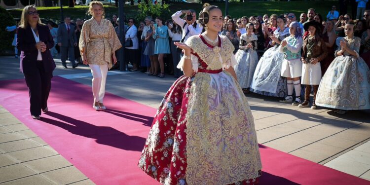 Carla Simó deslumbra en su exaltación con un traje de seda borgoña como Fallera Mayor Infantil de Torrent 2027 1 Carla Simó deslumbra en su exaltación con un traje de seda borgoña como Fallera Mayor Infantil de Torrent 2027