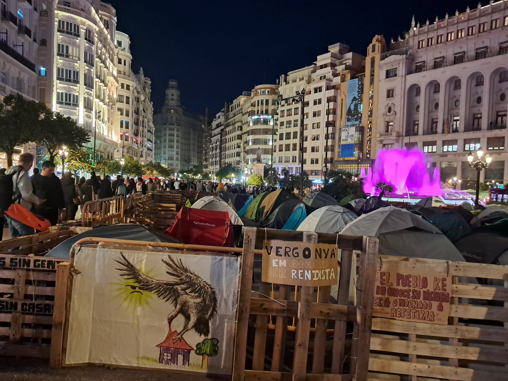 El árbol de Navidad de Valéncia, en el aire: la acampada de la Plaza del Ayuntamiento bloquea los preparativos festivos 2 WhatsApp Image 2026 10 25 at 18.29.39