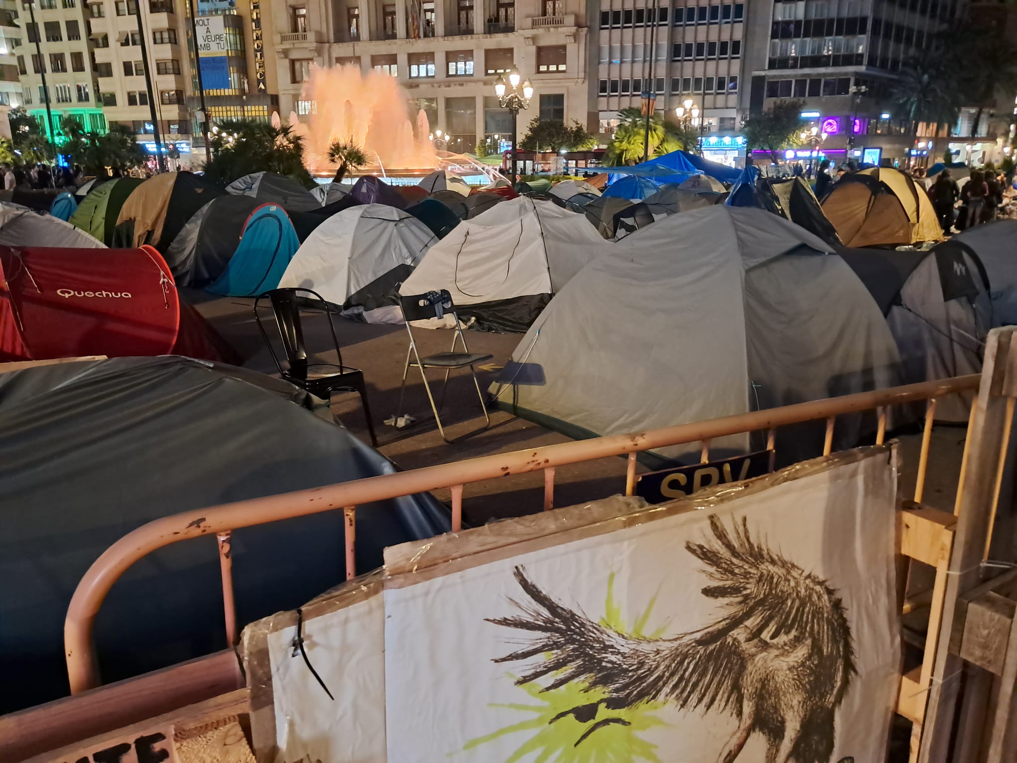 El árbol de Navidad de Valéncia, en el aire: la acampada de la Plaza del Ayuntamiento bloquea los preparativos festivos 3 WhatsApp Image 2026 10 25 at 18.29.40