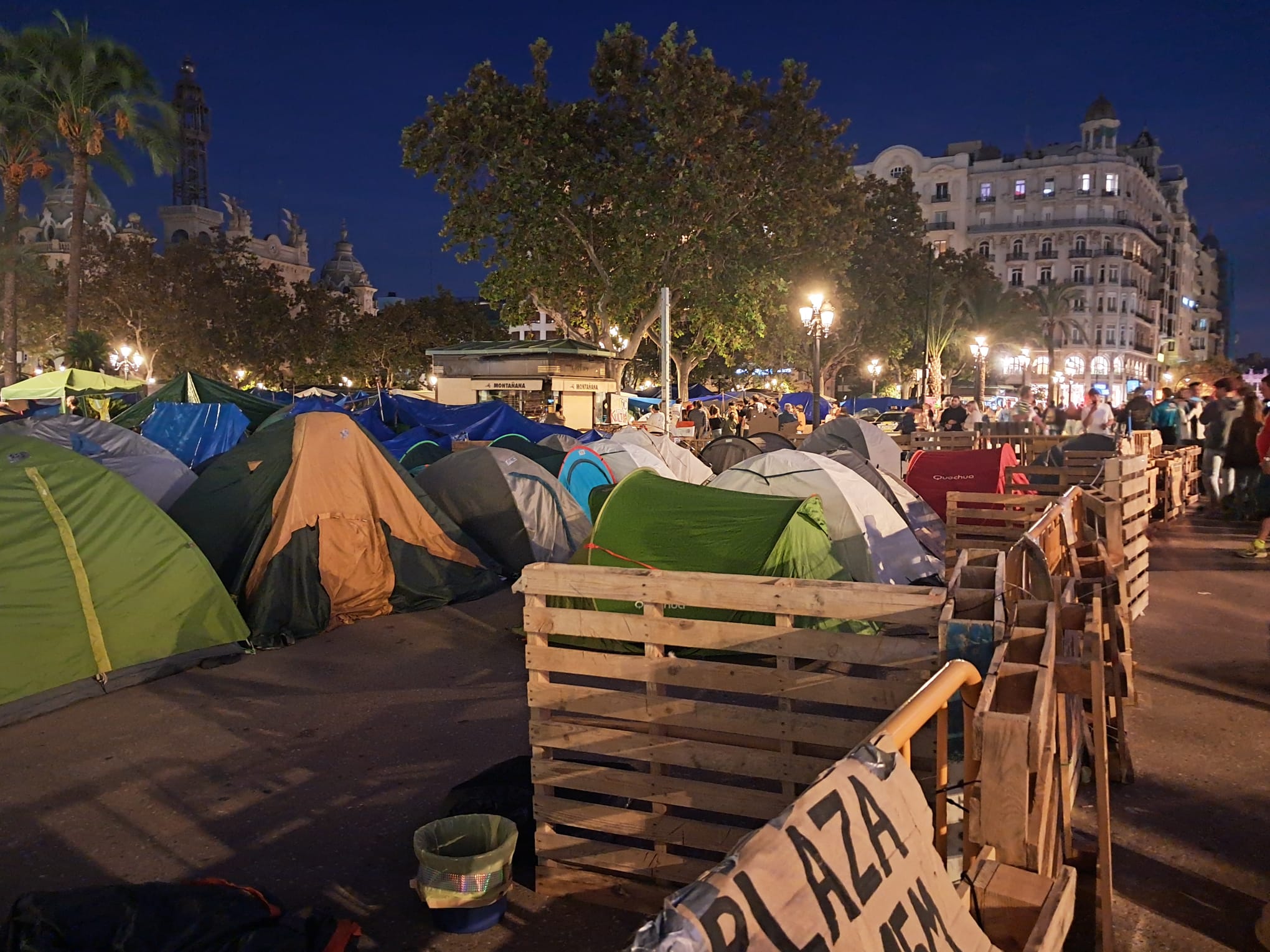 El árbol de Navidad de Valéncia, en el aire: la acampada de la Plaza del Ayuntamiento bloquea los preparativos festivos 7 WhatsApp Image 2026 10 25 at 18.29.401