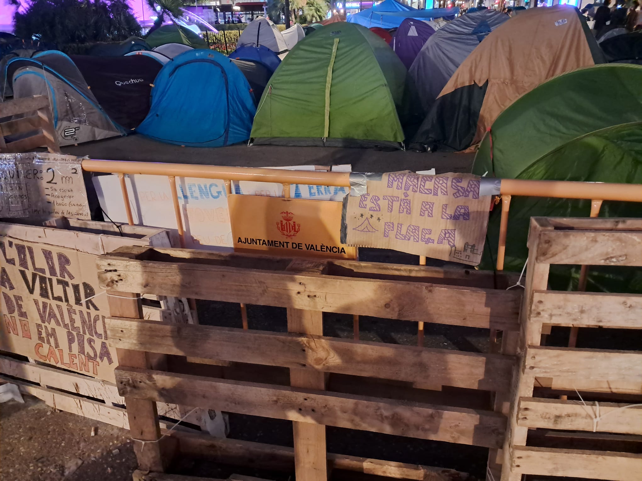 El árbol de Navidad de Valéncia, en el aire: la acampada de la Plaza del Ayuntamiento bloquea los preparativos festivos 4 WhatsApp Image 2026 10 25 at 18.29.402