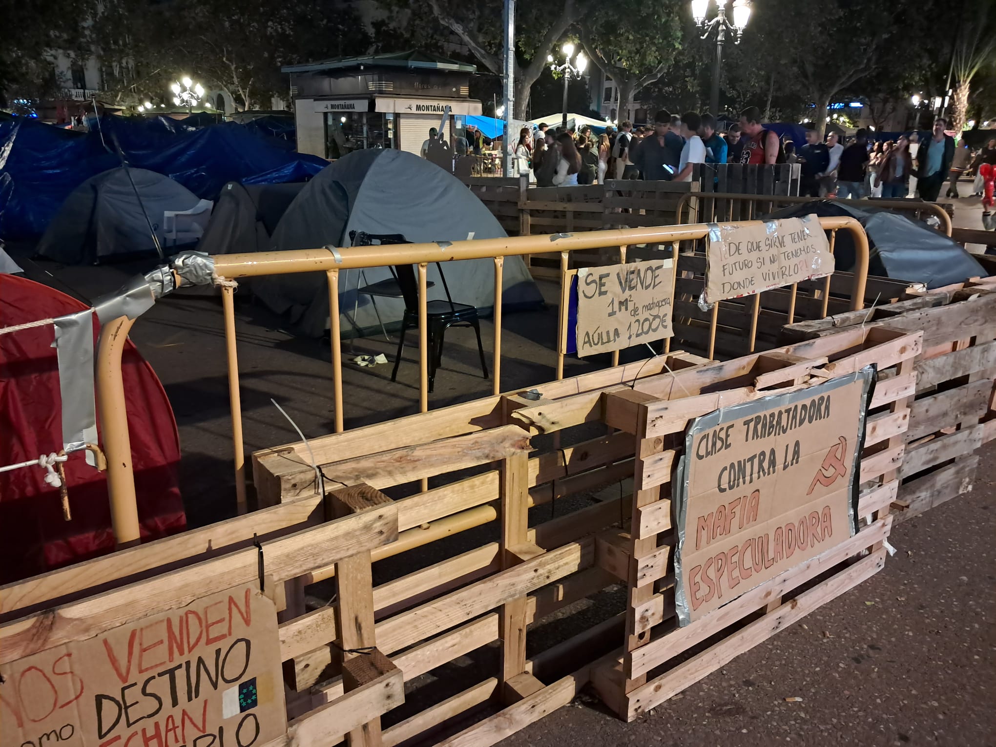 El árbol de Navidad de Valéncia, en el aire: la acampada de la Plaza del Ayuntamiento bloquea los preparativos festivos 5 WhatsApp Image 2026 10 25 at 18.29.403