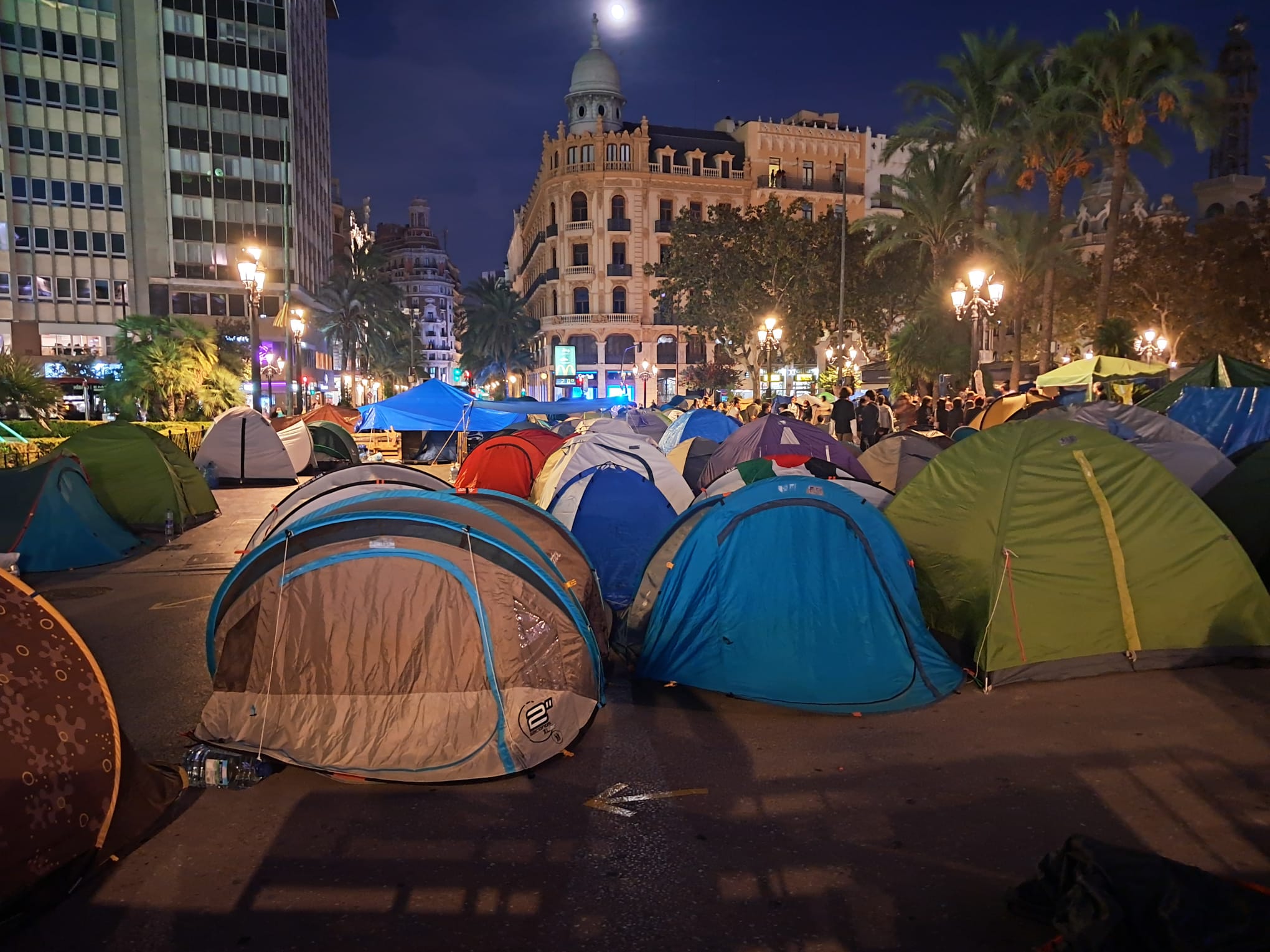 El árbol de Navidad de Valéncia, en el aire: la acampada de la Plaza del Ayuntamiento bloquea los preparativos festivos 6 WhatsApp Image 2026 10 25 at 18.29.41