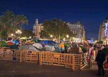 El árbol de Navidad de Valéncia, en el aire: la acampada de la Plaza del Ayuntamiento bloquea los preparativos festivos
