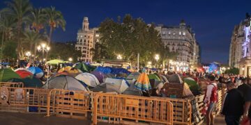 El árbol de Navidad de Valéncia, en el aire: la acampada de la Plaza del Ayuntamiento bloquea los preparativos festivos